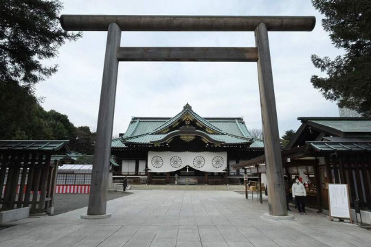 스가 요시히데 일본 총리가 야스쿠니 신사에 공물을 바쳤다. <연합뉴스>